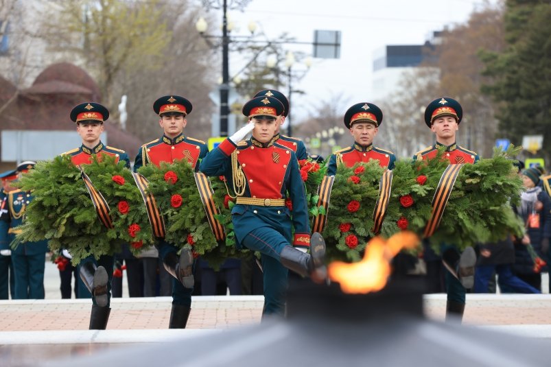 День Победы в Южно-Сахалинске отметили возложением цветов и парадом