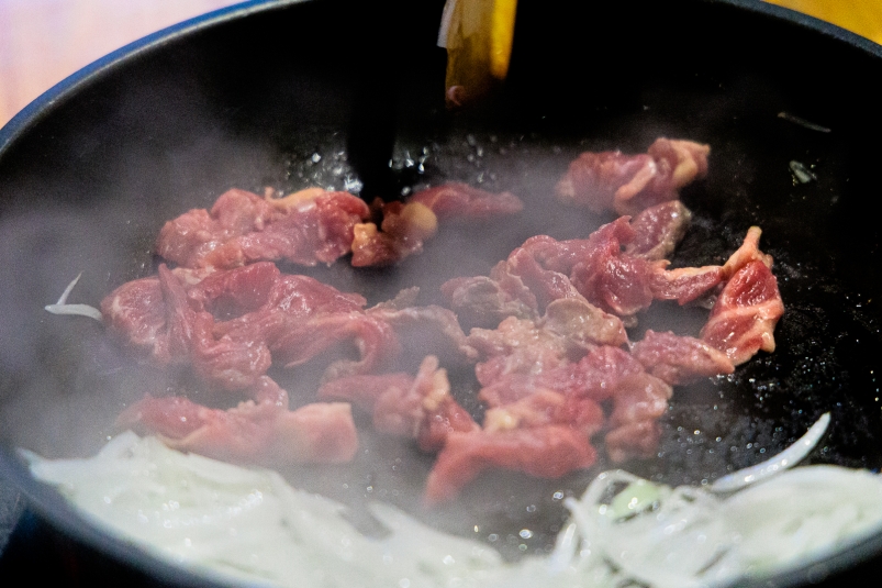 Хитрости для приготовления мяса без брызг и жира — ваша кухня останется чистой