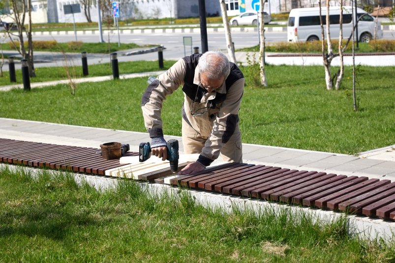 Городские службы приводят в порядок скверы и парки Южно-Сахалинска