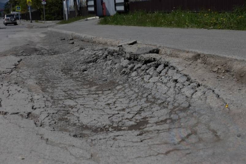 В Южно-Сахалинске отремонтируют разбитый большегрузами участок улицы Буюклы