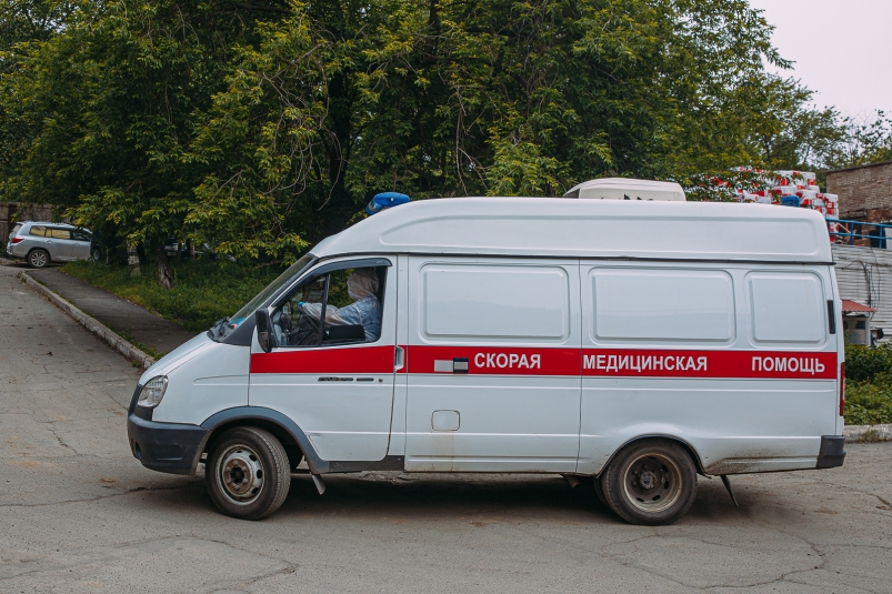 Женщина скончалась в машине скорой помощи после пожара в Углегорске