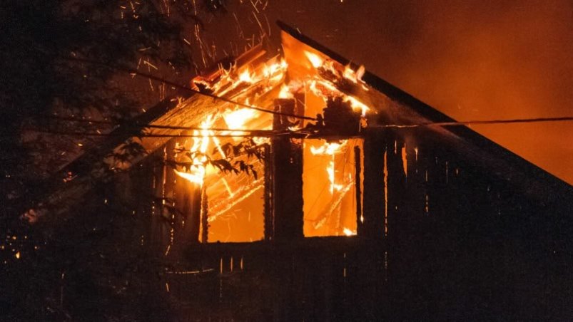 Пожарные Южно-Курильска потушили заброшенный дом