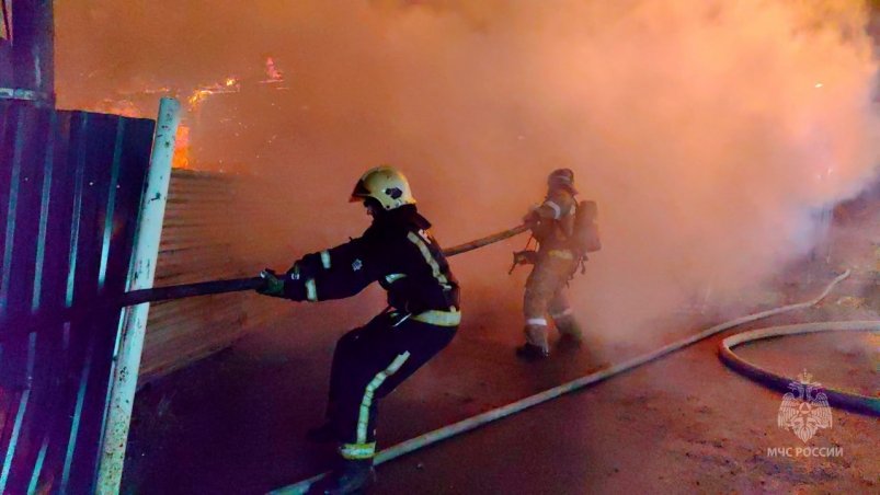 В Южно-Сахалинске 19 человек тушили крупное возгорание дома и хозпостройки
