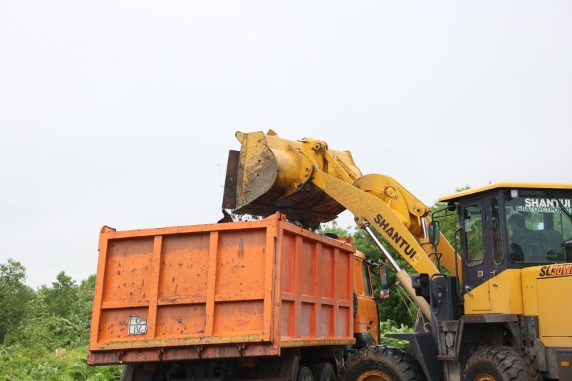 Порядка 290 самосвалов с мусором вывезли в Южно-Сахалинске с начала года
