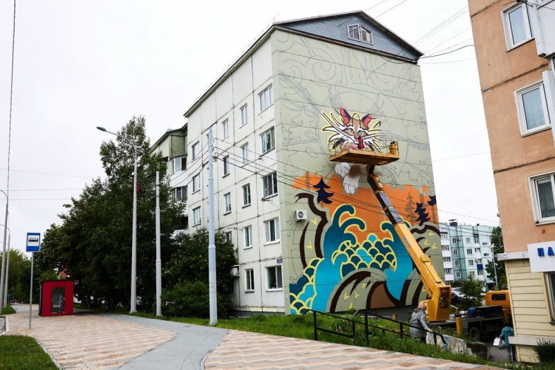 В Южно-Сахалинске началась работа по нанесению муралов на городские здания