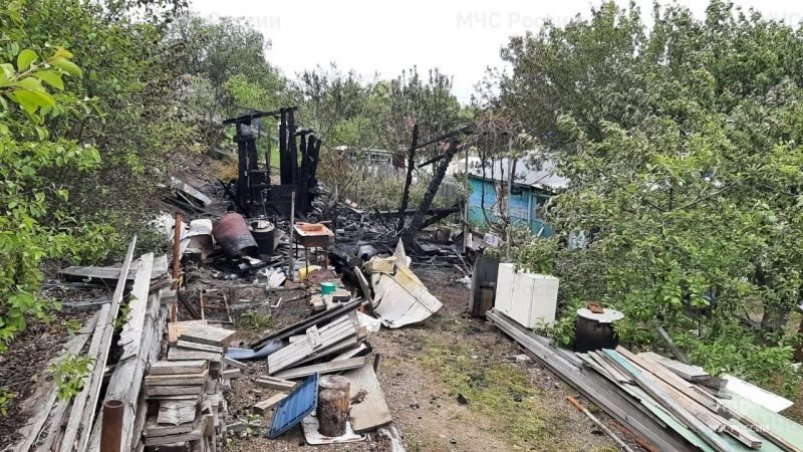 В Томаринском районе ликвидировали возгорание хозпостройки