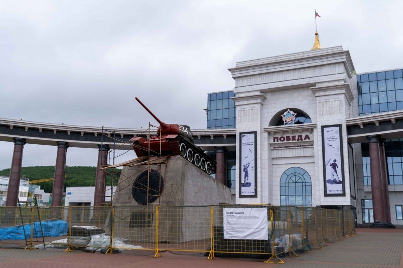 Реставрация танка и двух пушек на площади Победы в Южно-Сахалинске почти завершена 
