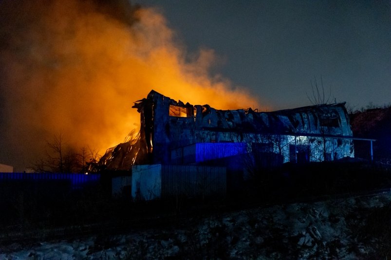 В Невельском районе пожарные потушили баню