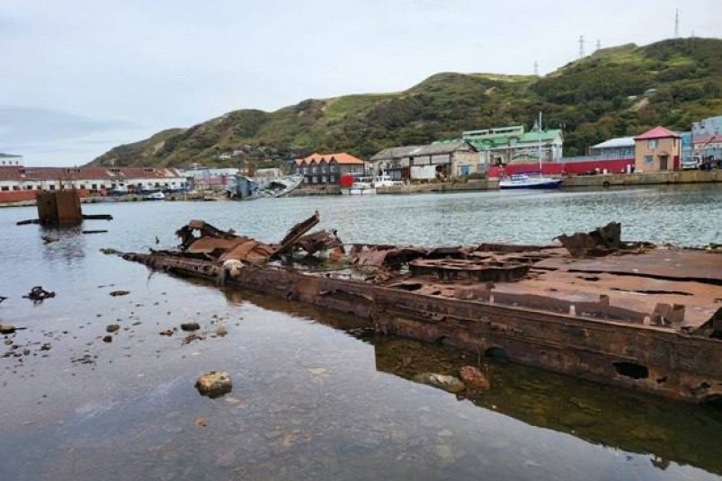 Из акватории морского порта Невельск удалили земснаряд и баржу