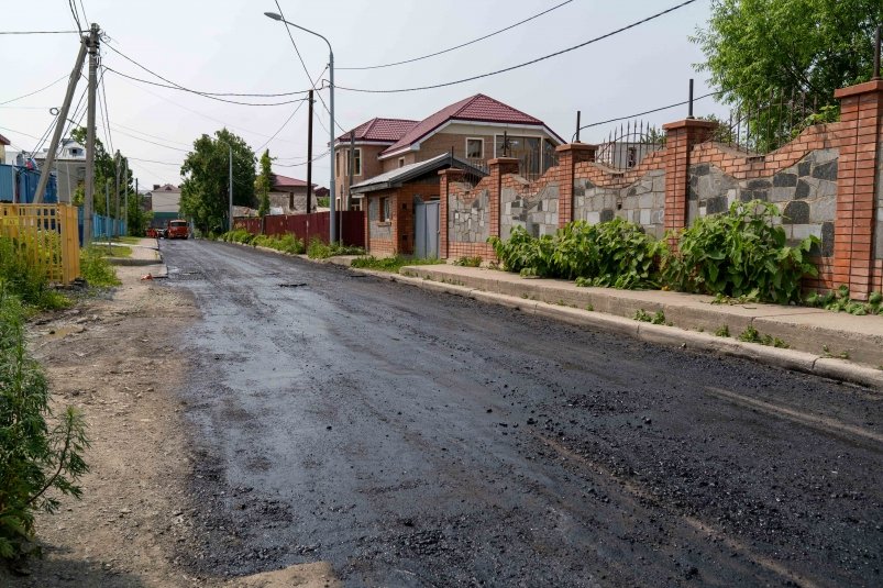 В Южно-Сахалинске завершают ремонт дороги у детского сада "Лучик"
