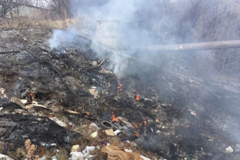 В Корсакове пожарные потушили горящий на пустыре мусор