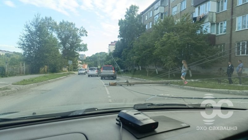 Опора ЛЭП упала на дорогу после ДТП в Корсакове