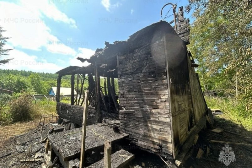 В Южно-Сахалинске горел дачный дом на площади 100 кв метров