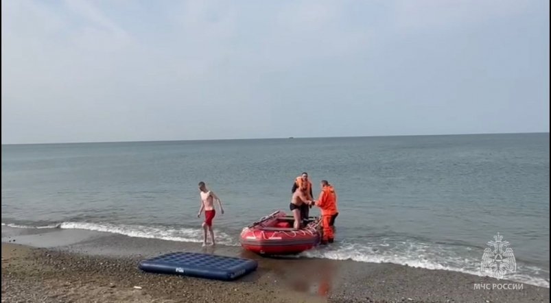 Двух мужчин на надувном матрасе унесло в открытое море в районе Охотского