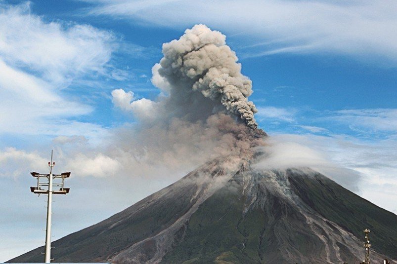 Вулкан Эбеко на Курилах повторно выбросил пепел на высоту 2 км