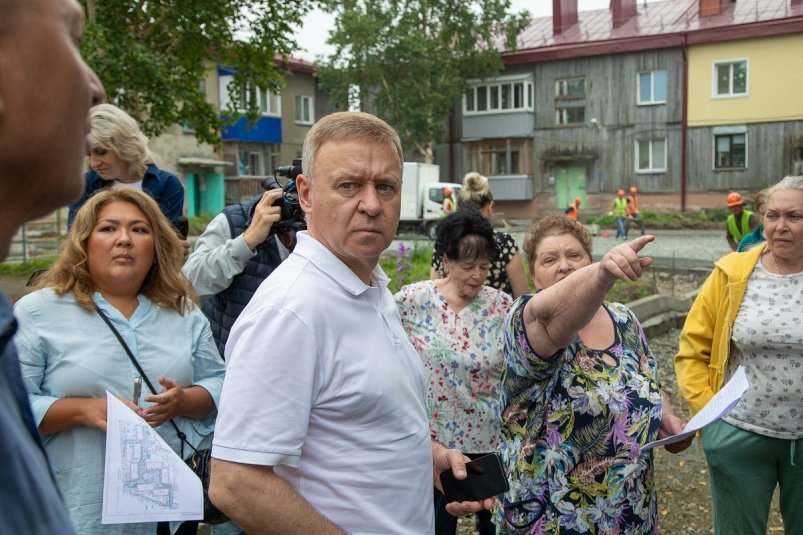 Мэр Южно-Сахалинска проинспектировал ремонтные работы во дворах муниципалитета