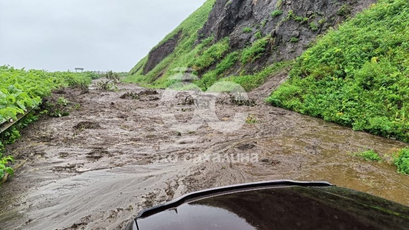 Оползень перегородил проезд по дороге в Холмском районе