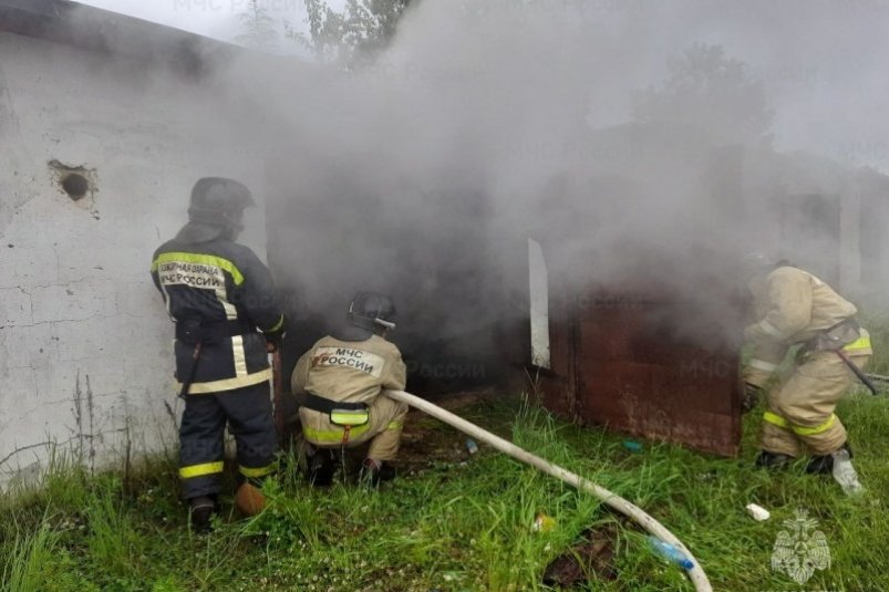 В Ногликах пожарные потушили мусор площадью 5 кв метров