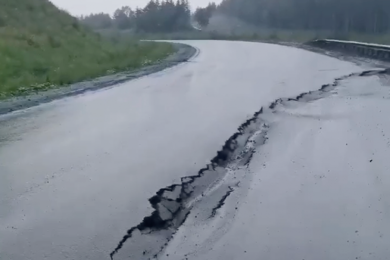 На участке автодороги "Углегорск – Шахтерск" произошло разрушение дорожного полотна