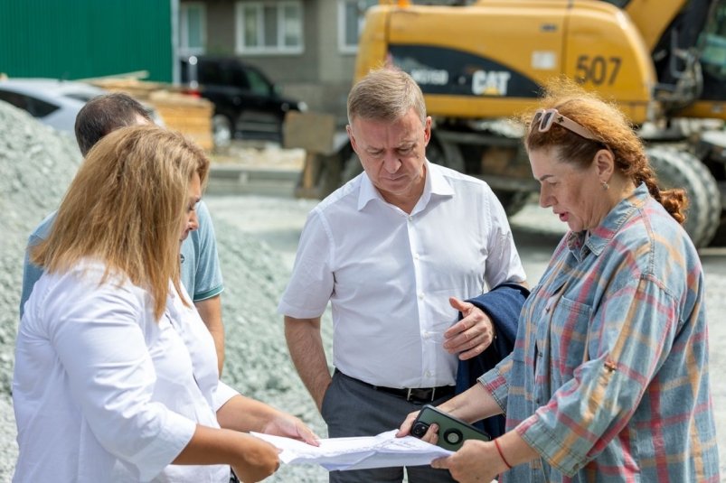 Сергей Надсадин обсудил с жителями проект ремонта одного из дворов Южно-Сахалинска