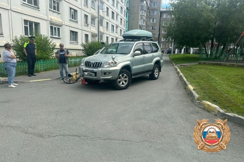 Ребенок на велосипеде попал под колеса Toyota Land Cruiser в Южно-Сахалинске