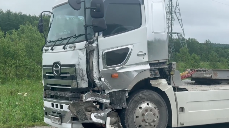 Страшная авария: КАМАЗ влетел в Toyota Cami на автодороге "Южно-Сахалинск - Корсаков"