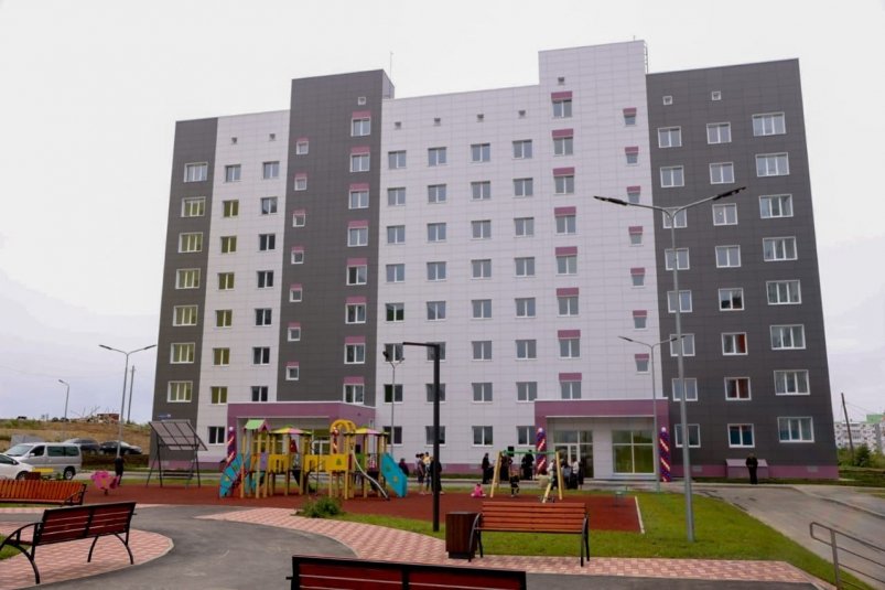 В Корсакове 63 семьи переехали из аварийного жилья в современную новостройку