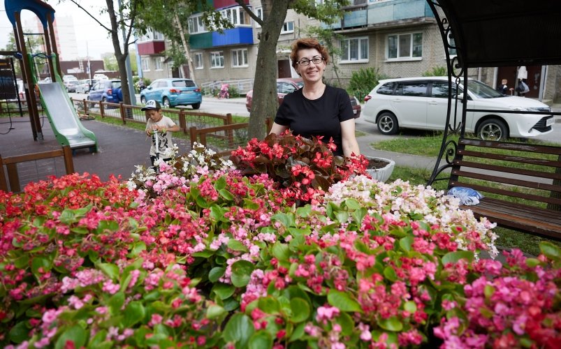 В Южно-Сахалинске высадили порядка 1000 цветов во дворе на улице Пограничной