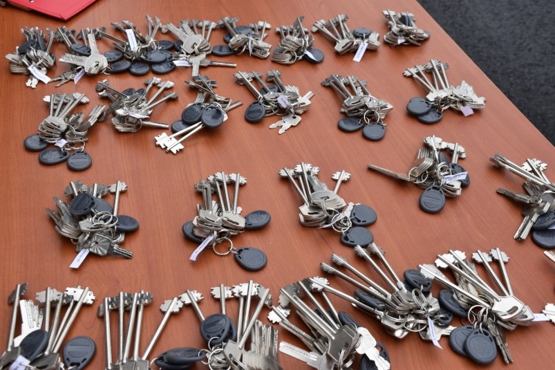 Жителям аварийных домов в Поронайском районе вручили ключи от новых квартир