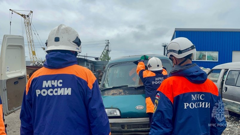 Южно-сахалинские спасатели отработали навыки спасения пострадавших в ДТП