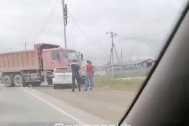 В Южно-Сахалинске в ДТП с грузовиком пострадал водитель иномарки