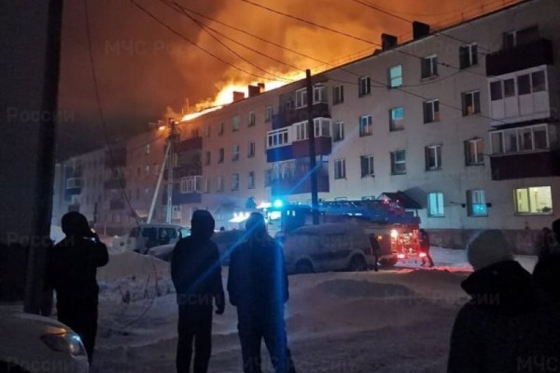 В Невельске ночью вспыхнула крыша жилого дома