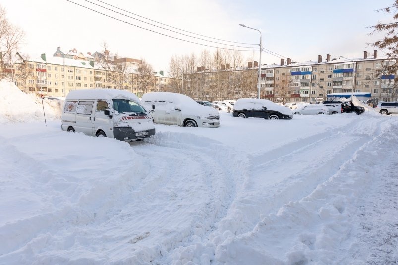 Дороги и дворы на Сахалине должны очистить от снега за выходные - Лимаренко