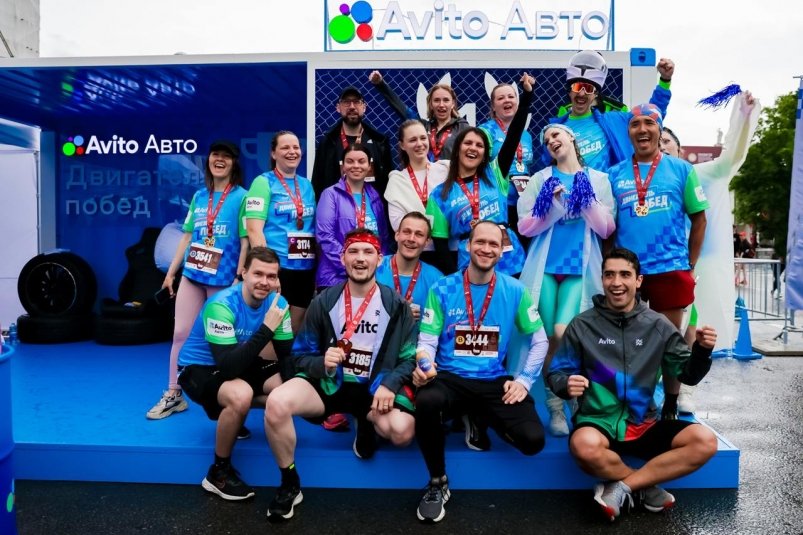 Авито Авто и пилот Формулы-1 Сергей Сироткин поддержали забег в рамках ПМЭФ