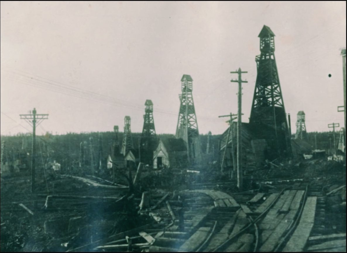 Нефтяные буровые в 1933 г Фото предоставлено ГБУК &quotСахалинский областной краеведческий музей&quot