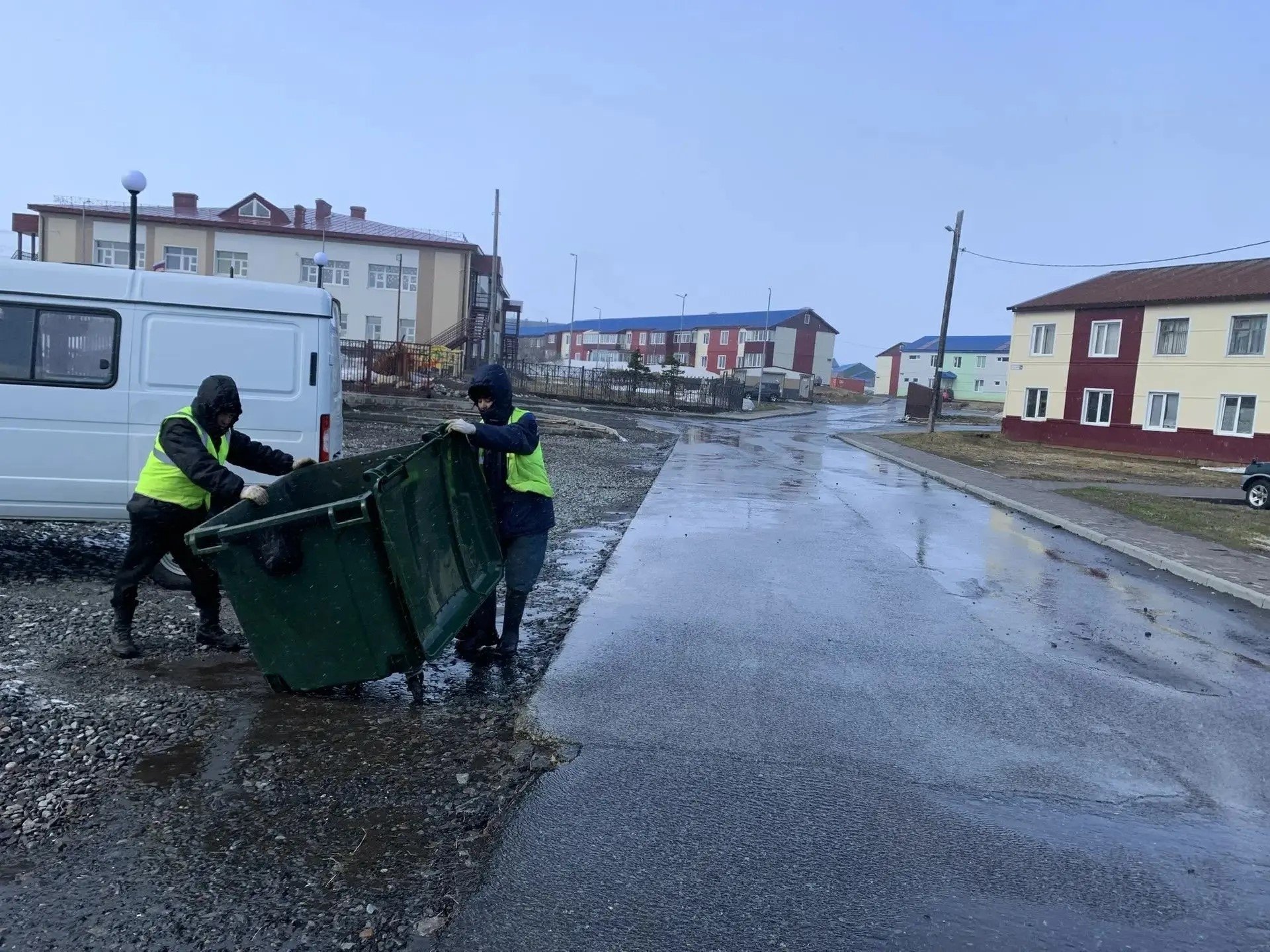 В Северо-Курильске восстановили кровли зданий и дорожные знаки после мощного урагана пресс-служба администрации Северо-Курильского МО